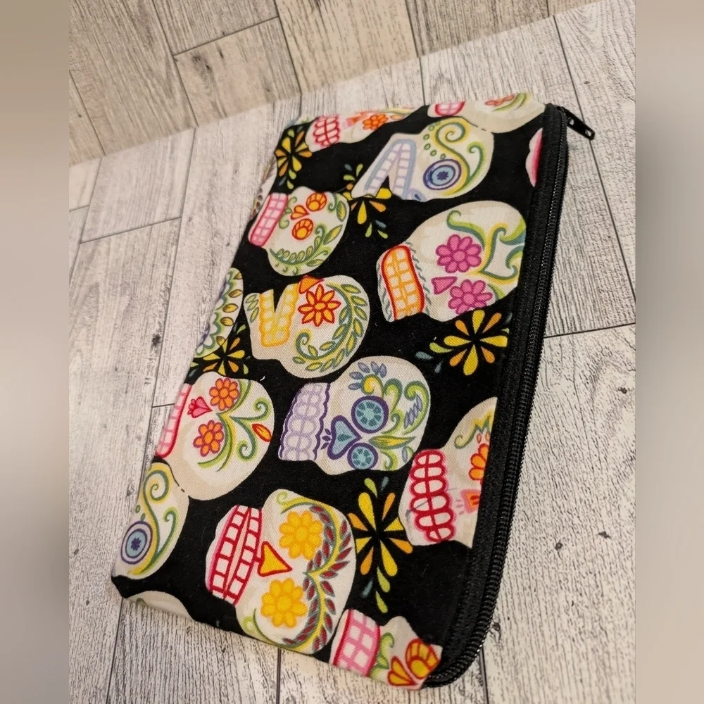 N/A vibrant pouch